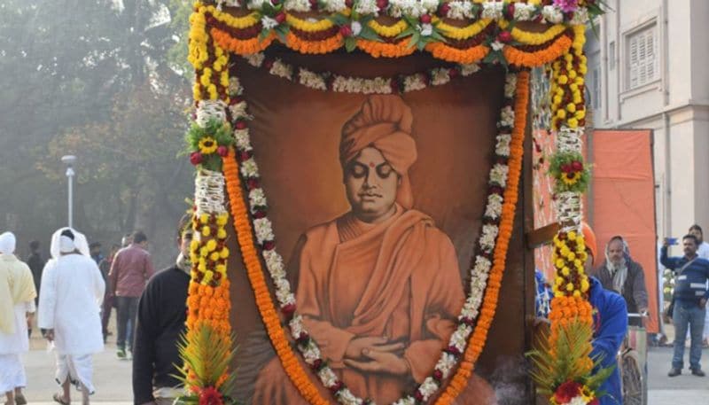 জেনেরাল অ্যাসেম্বলি’জ ইনস্টিটিউশনে (অধুনা স্কটিশ চার্চ কলেজ, কলকাতা) পড়ার সময় নরেন্দ্রনাথ পাশ্চাত্য যুক্তিবিদ্যা, পাশ্চাত্য দর্শন ও ইউরোপীয় ইতিহাস অধ্যয়ন করেছিলেন। ১৮৮১ খ্রিষ্টাব্দে তিনি চারুকলা পরীক্ষায় উত্তীর্ণ হন। ১৮৮৪ খ্রিষ্টাব্দে স্নাতক ডিগ্রি অর্জন করেন। হারবার্ট স্পেনসারের বিবর্তনবাদের প্রতি তিনি বিশেষভাবে আকৃষ্ট হয়েছিলেন। পাশ্চাত্য দার্শনিকদের রচনাবলি পড়ার সঙ্গে সঙ্গে তিনি সংস্কৃত ধর্মগ্রন্থ ও বাংলা সাহিত্য নিয়েও চর্চা করেন।