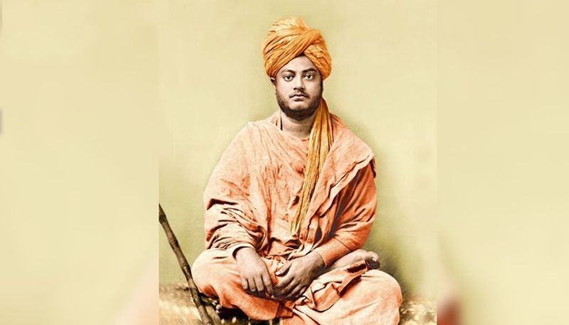 3. स्वामी विवेकानंद
स्वामी विवेकानंद की बुद्धिमत्ता और समाज के प्रति उनके योगदान के बारे में कौन नहीं जानता है। उनका जन्म साल 1863 मे हुआ था। उन्होंने पूरी दुनिया को भारतीय संस्कृति का ज्ञान कराया। 1893 में शिकागो में दिए गए उनके स्पीच को आज भी सराहा जाता है। उन्होंने वेदांत की शिक्षा देने के लिए राम कृष्ण मिशन की स्थापना की। वे गुरुकुल प्रणाली के काफी बड़े समर्थक थे। गुरुकुल शिक्षा में स्टूडेंट और टीचर एक साथ रहते हैं।