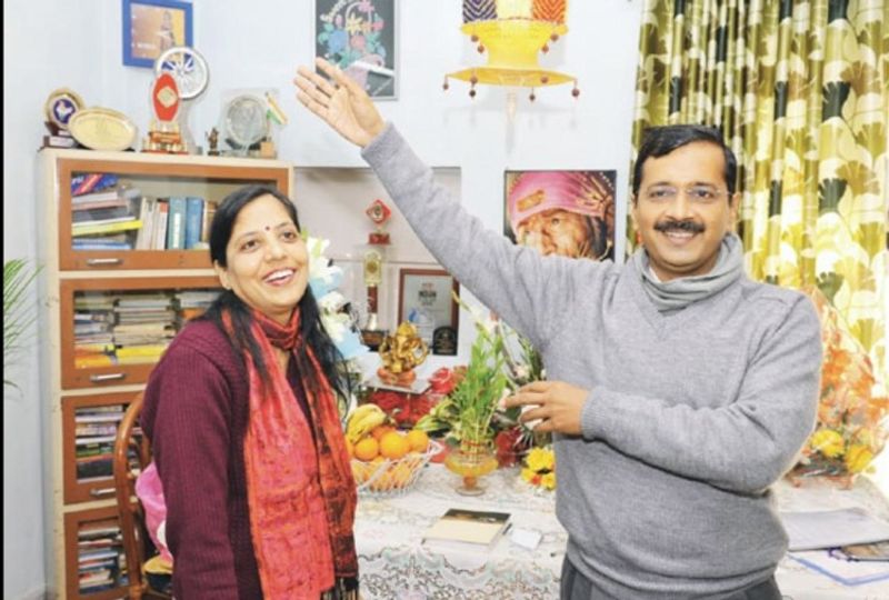 अरविंद केजरीवाल और सुनीता केजरीवाल का प्यार ट्रेनिंग के दौरान शुरू हुआ। भारतीय राजस्व सेवा की परीक्षा पास करने के बाद अरविंद और सुनीता नागपुर स्थित राष्ट्रीय प्रशासनिक अकादमी में पहली बार मिले। धीरे-धीरे दोनों की नजदीकियां बढ़ने लगीं। वो दोनों साथ घंटों वक्त बिताने लगे। पर अभी तक किसी ने अपने दिल की बात नहीं की थी।