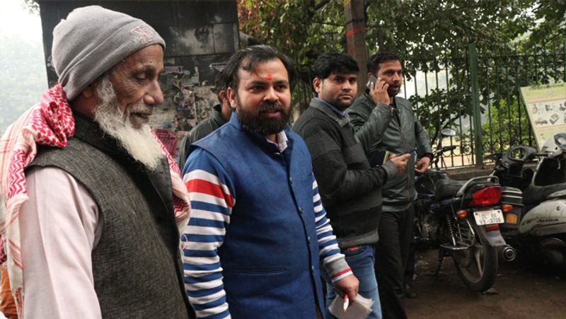 2011 का ये आंदोलन युवाओं में तेजी से पैर पसार रहा था। दिल्ली इसका केंद्र बना हुआ था और तमाम युवाओं की तरह अखिलेशपति भी इससे अछूते नहीं रह पाए। वो अन्ना के आंदोलन में कूद गए। उन्होंने केजरीवाल के साथ अभियान में हिस्सा लिया और युवाओं को अपने साथ जोड़ने के लिए काम करने लगे। आईएएस की तैयारी छोड़कर अन्ना आंदोलन में उनकी सक्रियता से घरवाले खुश नहीं थे। अखिलेश रुके नहीं। ये आंदोलन राजनीतिक रूप से काफी सक्रिय रहा।