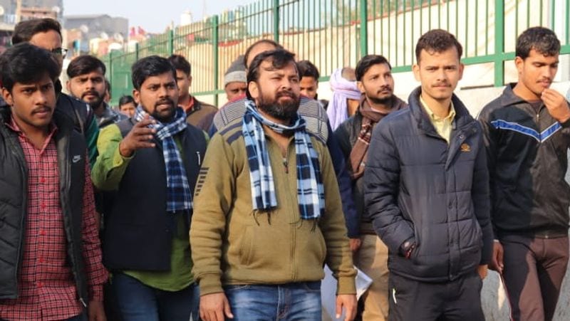 मीडिया रिपोर्ट के मुताबिक, अखिलेश ने आईएएस के लिए यूपीएससी की प्री और में परीक्षा दो बार पास भी की पर दोनों प्रयास में इंटरव्यू राउंड क्लियर नहीं कर पाए। 2011 आते आते इंडिया अगेन्स्ट करप्शन का मूवमेंट देशव्यापी हो गया। इस मूवमेंट की अगुवाई अन्ना हज़ारे कर रहे थे और उनके साथ दिल्ली के मौजूदा मुख्यमंत्री अरविंद केजरीवाल, कुमार विश्वास, योगेन्द्र यादव, प्रशांत भूषण और किरण बेदी जैसे कई चर्चित चेहरे थे।