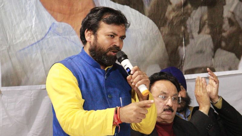 कॉलेज की पढ़ाई के दौरान अखिलेश का राजनीति से दूर-दूर तक नाता नहीं था। क्योंकि उनका सपना सिविल सर्विसेज का था। ग्रैजुएशन खत्म करने के बाद अखिलेश सिविल सर्विसेज की तैयारी के लिए दिल्ली आ गए।