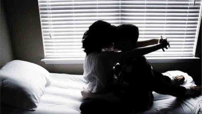 husband caught his wife red handed with SI at wanaparthy husband caught his wife red handed with SI at wanaparthy