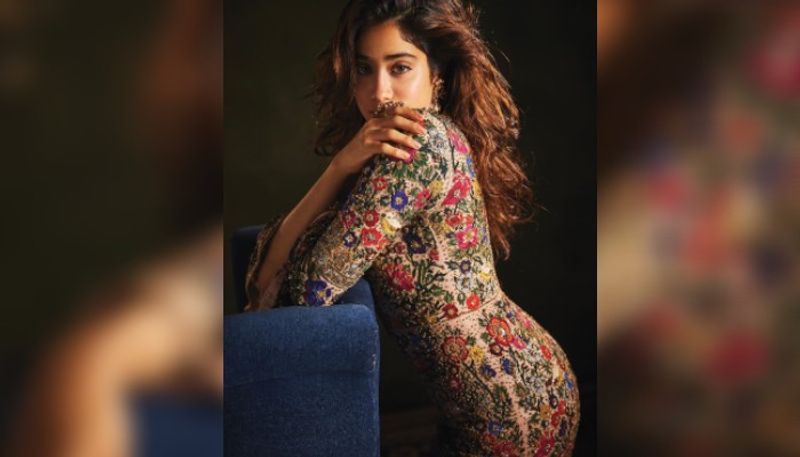 একের পর এক ফটোশ্যুটে ইতিমধ্যেই বলিউড মাতিয়ে রেখেছেন জাহ্নবী কাপুর। সম্প্রতি আবার কয়েকটি ছবি শেযার করেছন অভিনেত্রী। যা মুহূর্তের মধ্যে ছড়িয়ে পড়েছে সোশ্যাল মিডিয়ায়।