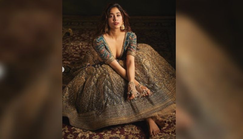 বেজ রঙের লেহেঙ্গা তার সঙ্গে ম্যাচ করে নীল রঙের ফ্লাওয়ার প্রিন্টের জড়ির কাজ করা ব্লাউজ, হাতে ম্যাচ করে পুতির ডিজাইন করা হাতবন্ধনীতে অন্য রকম লুকে ধরা দিয়েছেন অভিনেত্রী। সম্পূর্ণ অন্য ভঙ্গিতে নজর কেড়েছেন জাহ্নবী।