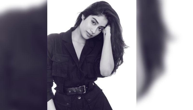 শ্রীদেবী কন্যা জাহ্নবী কাপুরও রয়েছেন সেই তালিকায়। নিজের ফিটনেস নিয়েও বেশ সচেতন জাহ্নবী। ইদানিংকালে অনেক বেশি জিমের মধ্যে সময় কাটাতে দেখা যাচ্ছে তাকে।