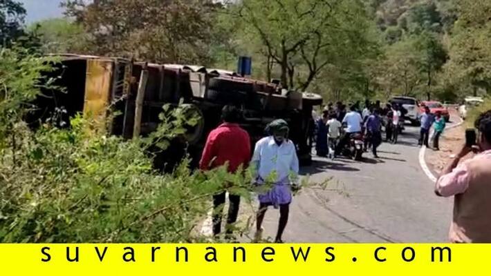 30 people injured Aftter Canter overturns near malavalli 30 people injured Aftter Canter overturns near malavalli