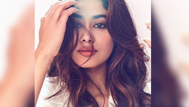 একের পর এক জিম স্যুটে নজর কেড়েছেন জাহ্নবী।প্রতিটি পোশাকেই তিনি বেশ সাবলীল। নিয়মিত জিমের একের পর এক ছবি, ভিডিও পোস্ট করে রীতিমতো সোশ্যাল মিডিয়া বাজিমাত করে রেখেছেন অভিনেত্রী।