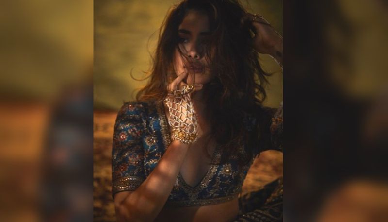 এই প্রথমবারই নয়, এর আগেও জিমে যাওয়ার সময় এক পথ শিশুকে তার কাছে বই বিক্রি করতে চাইলে তখনও তিনি তার হাতে বেশ কিছু অর্থ তুলে দেন। তাও আবার নিজের গাড়ি চালকের থেকে টাকা নিয়ে সেই পথ শিশুকে অর্থ সাহায্য করেন জাহ্নবী। এই ধরনের সমাজসেবামূলক কাজ করে মাঝেমধ্যেই খবরের শিরোনামে থাকেন অভিনেত্রী।