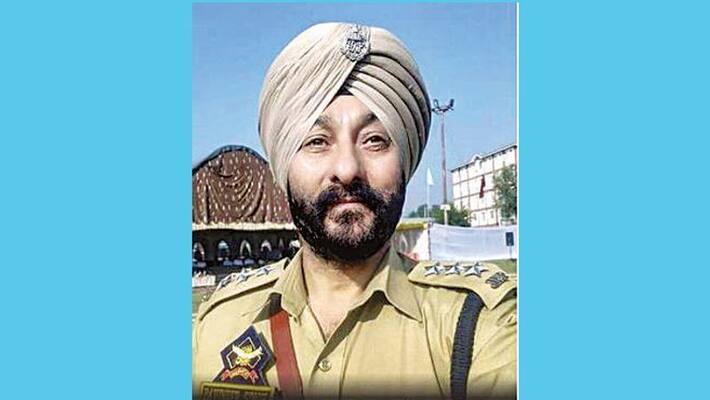 Kashmir DYSP arrested with two Hizbul terrorists Kashmir DYSP arrested with two Hizbul terrorists