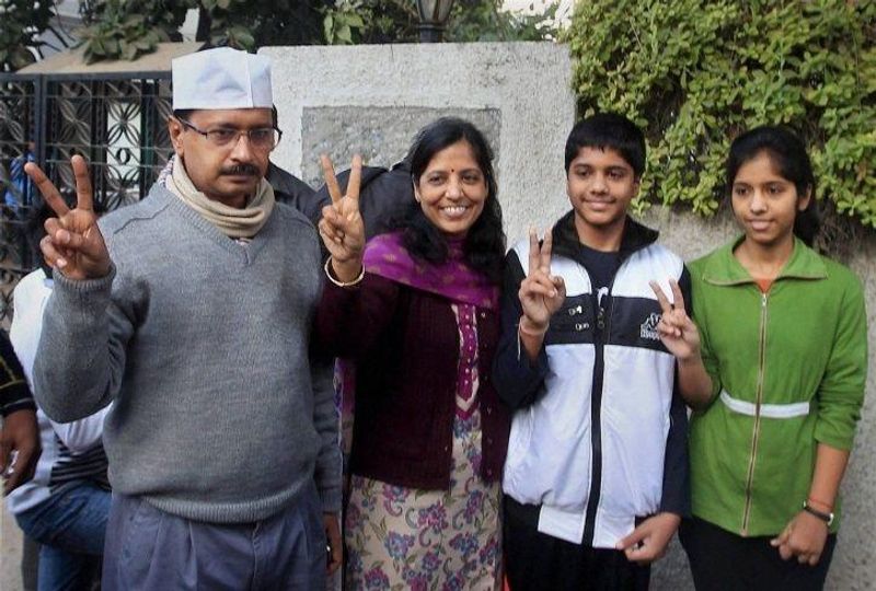 जब हर्षिता ने जेईई का एग्जाम दिया था तब उनके पिता केजरीवाल जेल में थे। नितिन गडकरी मानहानि के मुकदमे के मामले में जेल में थे। बावजूद इसके हर्षिता ने अच्छी रैंक हासिल कर पिता का नाम रोशन किया। फिर उन्होंने साल 2014 में उन्हें IIT दिल्ली में एडमिशन लिया था।