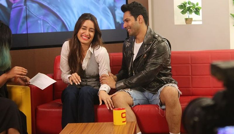 কয়েকদিন পরই মুক্তি পেতে চলেছে স্ট্রিট ডান্সার থ্রিডি। সেই ছবির প্রচারেই ব্যস্ত বর্তমানে ছবির দুই তারকা। একের পর এক প্রোমশনে ফ্রেমবন্দি বরুণ-শ্রদ্ধা।