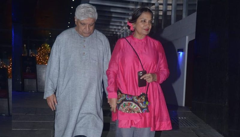 বান্দ্রার হাকাশন-এ হাজির জাভেদ আখতার ও শাবানা আজমি। এদিন তাঁদের সঙ্গে উপস্থিত ছিলেন ফারহান আখতারও।