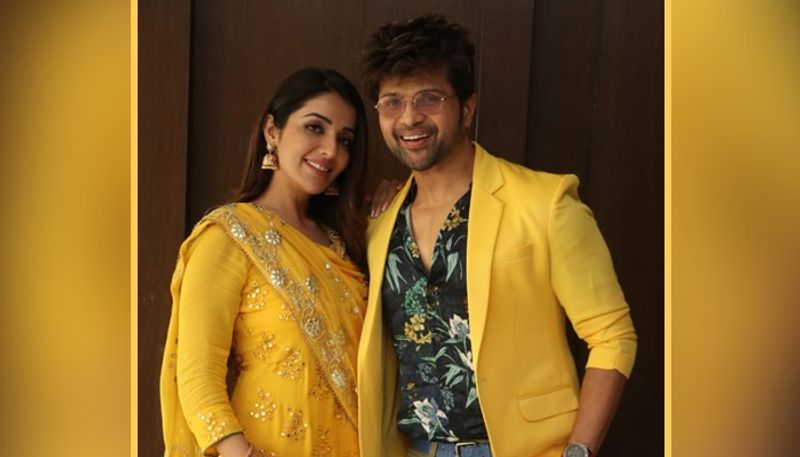 ছবির প্রচারে নজর কাড়লেন হিমেশ রেশমিয়া ও সোনিয়া মন। হলুদ পোশাকে এদিন প্রচারে হাজির বলিউড জুটি। পোজ দিয়ে তুললেন একাধিক ছবি।