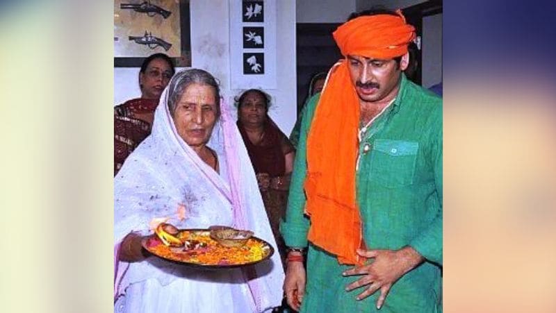 Personal photos of manoj Tiwari with mother and daughter kph