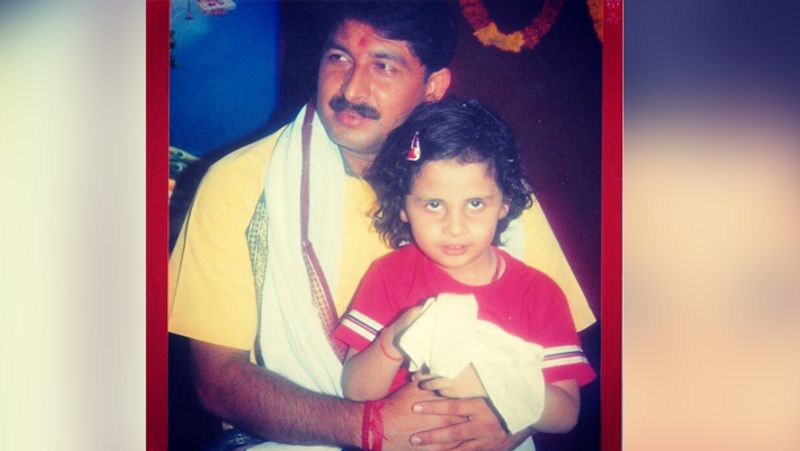 Personal photos of manoj Tiwari with mother and daughter kph