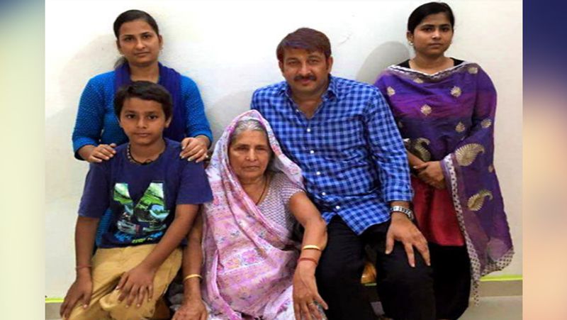 Personal photos of manoj Tiwari with mother and daughter kph
