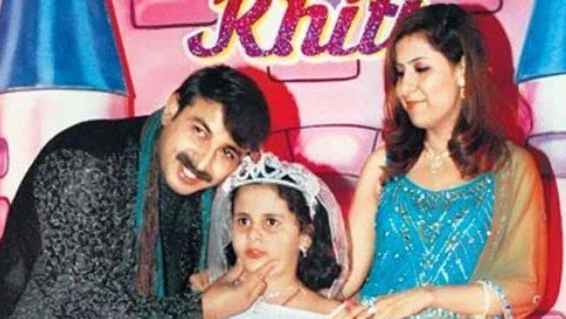 अपन इकल त ब ट क ब हद कर ब ह मन ज त व र 12th प स करन पर द य थ श नद र ग फ ट Personal Photos Of Manoj Tiwari With Mother And Daughter Kph