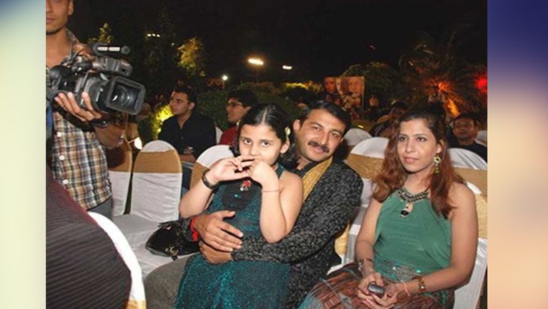 Personal photos of manoj Tiwari with mother and daughter kph
