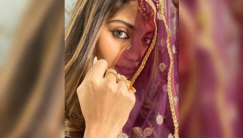 লোহরির এই অনুষ্ঠানে নিজেকে অন্যভাবে সাজিয়ে তুলেছেন অভিনেত্রী। ওড়নার আড়াল দিয়ে নিজেকে যেন অন্য আঙ্গিকে মেলে ধরেছেন অভিনেত্রী।