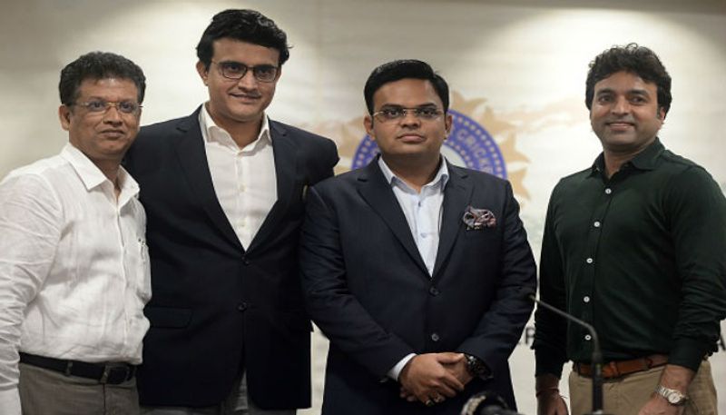 ইতিমধ্যেই কেন্দ্রীয় সরকারের সঙ্গে আলোচনা শুরু করেছেন বোর্ড কর্তারা। সব ঠিকঠাক থাকলে আইপিএল ১৩ দিয়েই বিরাট কোহলি মাঠে ফিরতে পারেন। তবে দীর্ঘদিন ক্রিকেটের বাইরে থাকায় প্লেয়ারদের ফিটনেসের বিষয়টিও ভাবাচ্ছে বোর্ড কর্তাদের। তাই আইপিএল শুরুর আগে টিম ইন্ডিয়ার অনুশীলন শিবির করার পরিকল্পনা রয়েছে ভারতীয় ক্রিকেট বোর্ডের। আহমেদাবাদ কিংবা ধরমশালায় হতে পারে কোহলিদের অনুশীলন শিবির।