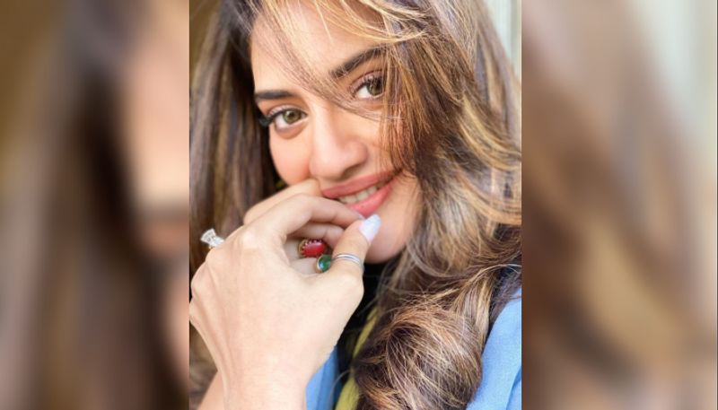 এর আগেও বহুবার ট্রোলের শিকার হয়েছেন অভিনেত্রী। নিজে মুসলিম হয়ে শাখা, সিঁদুর পরায় নানা কটাক্ষের শিকার হতে হয়েছে তাকে।