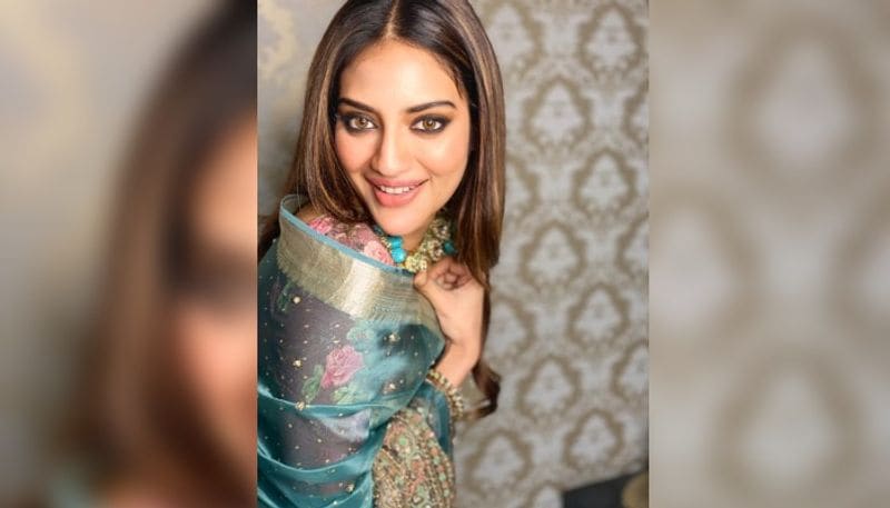 কিছুদিন আগেও সোশ্যাল মিডিয়ায় ফেসবুক লাইভে করোনা মেকাবিলায় সচেতনতার বার্তা নিয়ে হাজির হয়েছেন তৃণমূল সাংসদ তথা অভিনেত্রী নুসরাত জাহান। সকলে যাতে এই মহাসংকট থেকে খুব তাড়াতাড়ি সেরে উঠতে পারে সেই বার্তাই দিয়েছেন অভিনেত্রী। শুধু তাই নয়, খুব তাড়াতাড়ি যেন সকলে আবার স্বাভাবিক পরিস্থিতিতে ফিরে যেতে পারে তারই কামনা করেছেন অভিনেত্রী। সকলকে সুস্থ থাকার, ভাল থাকার পরামর্শও দিয়েছেন নুসরত।