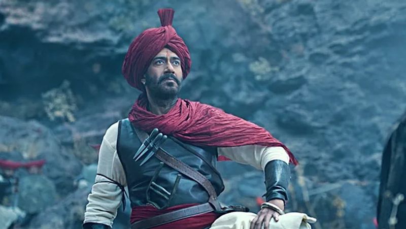 অথচ তাঁর কুষ্টি বিচার করে বাড়ির সকলে পদবী থেকে বাদ রাখতে বলেছিলেন এ । যার ফলে দেবগণ লেখার সময় এ লেখেন না অভিনেতা।