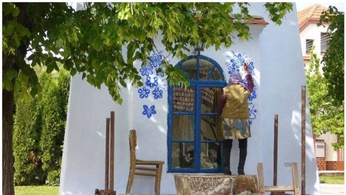 Czech granny turns ordinary walls into beautiful canvas Czech granny turns ordinary walls into beautiful canvas