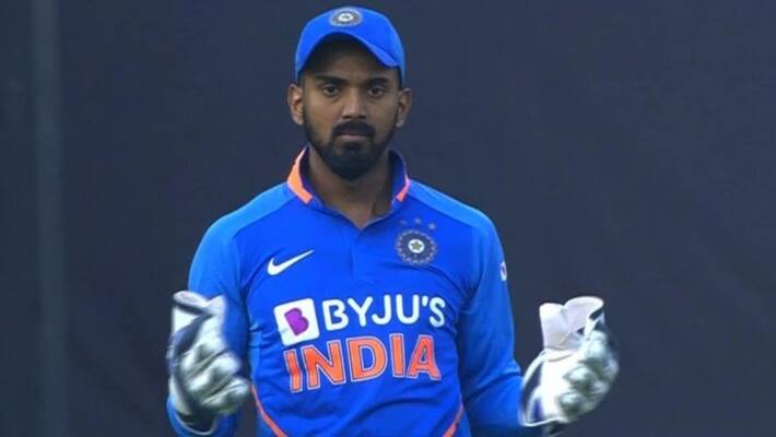 India vs Australia KL Rahul dons wicketkeeping gloves after Rishabh Pant injury India vs Australia KL Rahul dons wicketkeeping gloves after Rishabh Pant injury