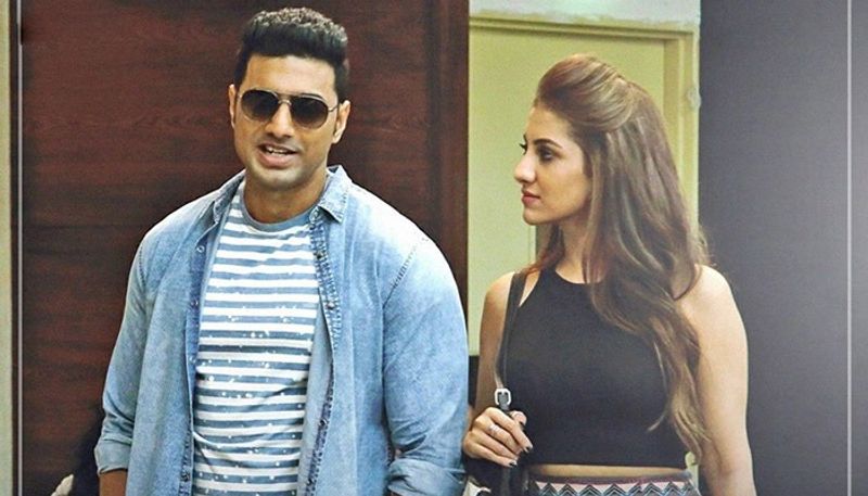 এখানেই শেষ নয়, সঙ্গে তিনি আরও বললেন যে কেউ ফাঁস করার আগেই দিয়ে দিলাম এই ছবি। আশা করি আশীর্বাদ করবেন।