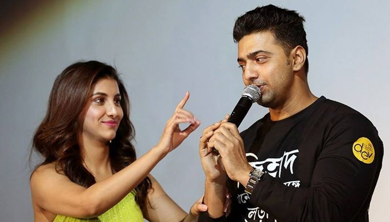অভিনেত্রী হওয়ার স্বপ্ন ছোট থেকেই দেখেছিলেন রুক্মিনী। তারই মাঝে যখন প্রস্তাব আসে দেবের বিপরীতে অভিনয়ের তখন বেজায় খুশি হয়েছিলেন এই অভিনেত্রী।