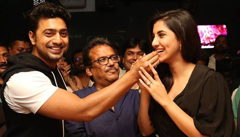 দেবের বিপরীতে অভিনয় করতে আসেন রুক্মিনী মৈত্র। সেখানেই ইতি টানে অভিনেত্রী। টলিউডে পা রাখার পর থেকেই দেবের সঙ্গে ছবি করেছেন তিনি।