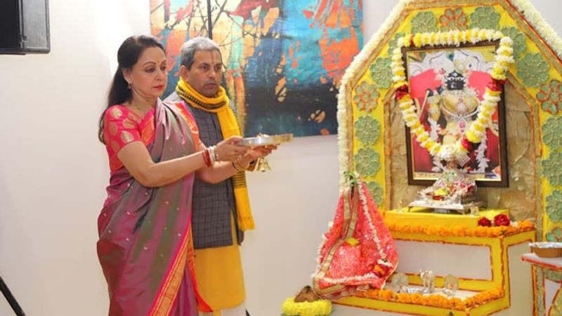 Hema malini organised Bhagwat geeta in mathura at her house Actress Shared Pics KPY