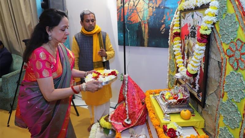 Hema malini organised Bhagwat geeta in mathura at her house Actress Shared Pics KPY