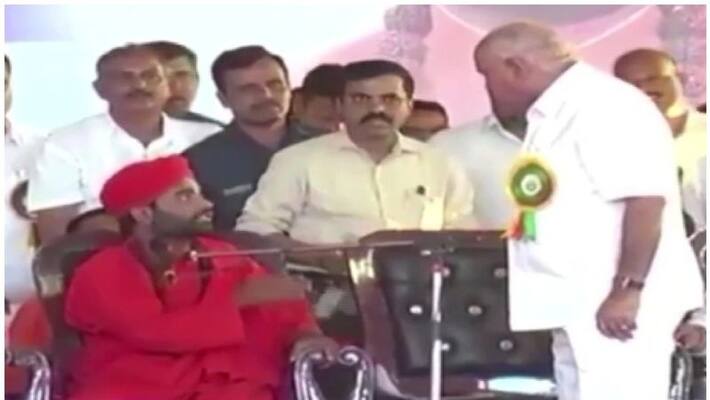 BS Yediyurappa angry with Lingayat leader on Stage BS Yediyurappa angry with Lingayat leader on Stage