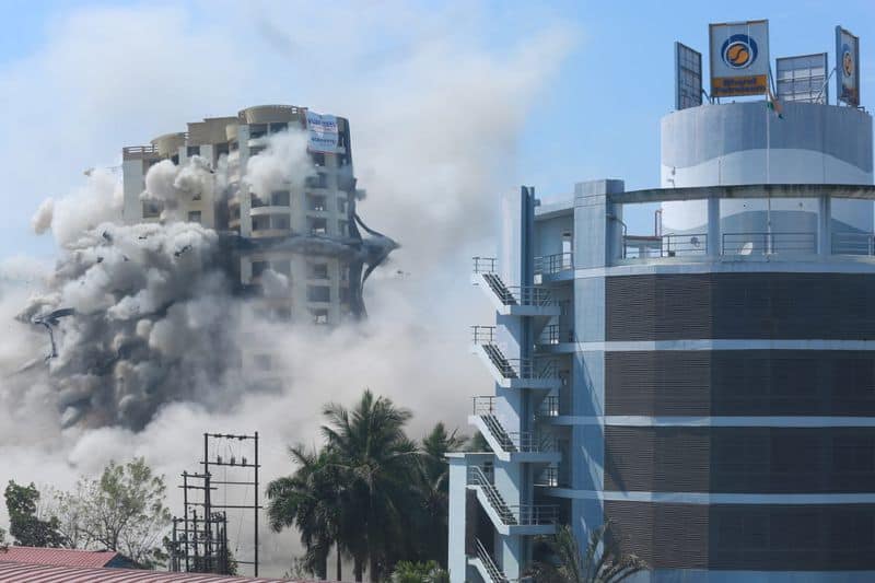 the eyewitness account of maradu flat demolition from asianet cameraman