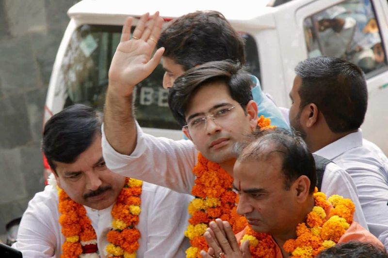 राघव चड्ढा की पर्सनल लाइफ को लेकर जानकारी मौजूद नहीं है। वो फिलहाल अविवाहित हैं। हालांकि दिल्ली चुनाव के समय उनके पास शादी के प्रस्ताव की झड़ लग गई थी। ट्विटर पर एक लड़की ने उन्हें शादी के लिए प्रस्ताव दिया था जिसे उन्होंने बड़े प्यार से इनकार कर दिया था। वहीं दिल्ली चुनाव प्रचार में भी उन्हें कई शादी के प्रपोजल मिले, कुछ महिलाएं उन्हें अपना दामाद बनाने के लिए पीछे पड़ गईं।