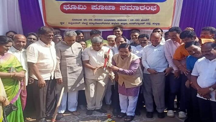 Central Minister Pralhad Joshi Talks Over Chennamma Circle FlyOver in Hubballi Central Minister Pralhad Joshi Talks Over Chennamma Circle FlyOver in Hubballi