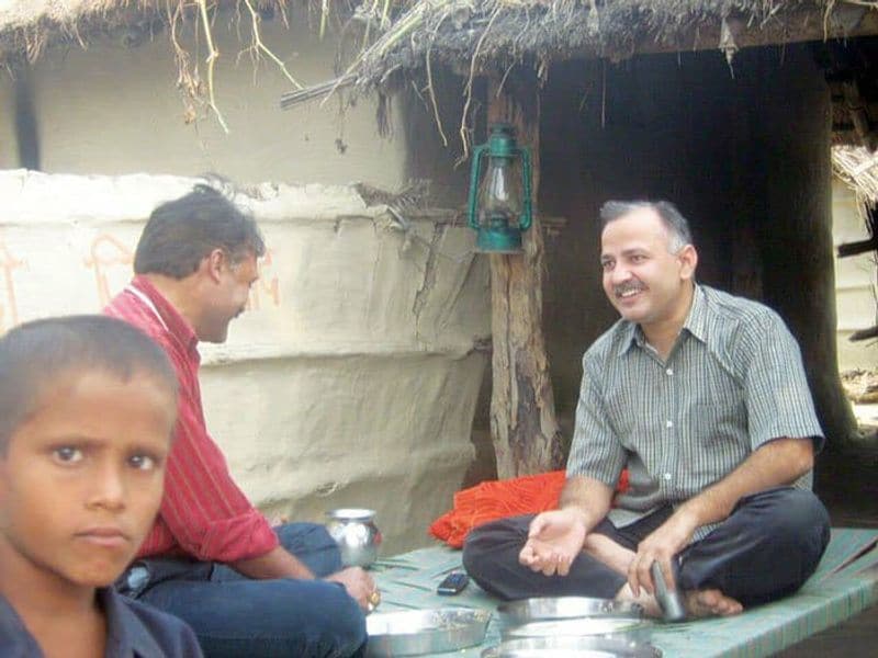 मनीष सिसोदिया की चुनाव आयोग में दायर हलफनामे में उनकी चल संपत्ति 2018-19 में 4,74,888 रुपये थी, जबकि 2013-14 में यह 4,92,624 रुपये थी।