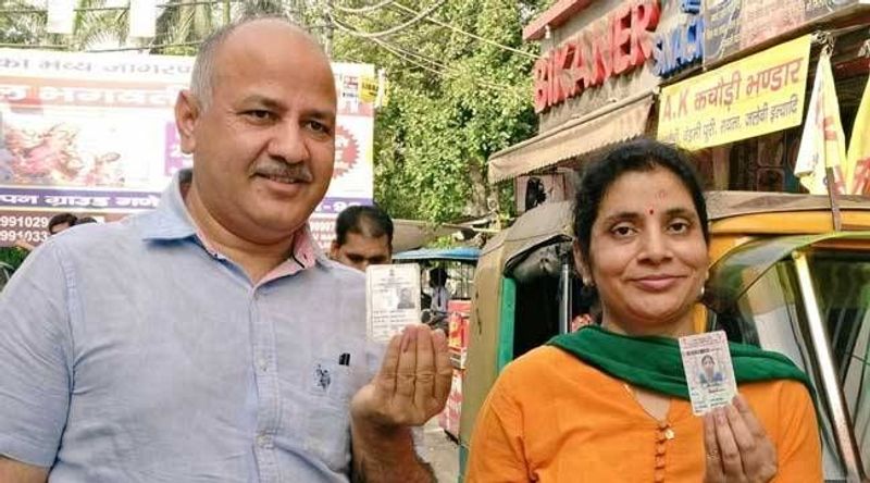 पत्नी के पास ज्वैलरी- सिसोदिया के पास कोई ज्वैलरी नहीं है। उनकी पत्नी सीमा सिसोदिया के पास 50 ग्राम सोने के आभूषण जरूर हैं। इनकी कीमत भी लगभग वही दो लाख रूपए हैं। इसके परिवार में एलआईसी (LIC) की पॉलिसी भी चल रही हैं।