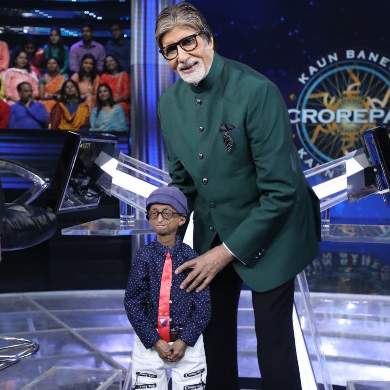 In the photos that have gone viral on the internet, Big B and Shreyash are seen enjoying a gala time on the sets of Kaun Banega Crorepati.