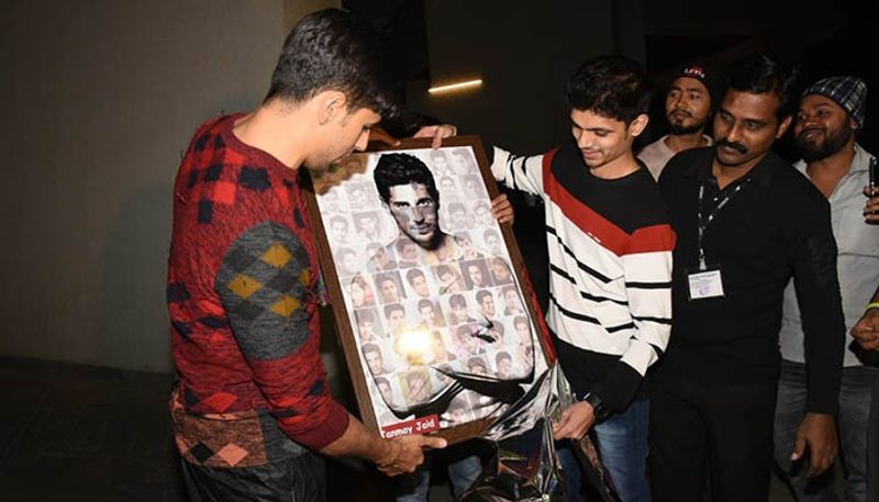 জন্মদিনে সিদ্ধার্থ মালহোত্রাকে বিশেষ শুভেচ্ছা। ভক্তদের কাছ থেকে উপহার নেওয়া থেকে শুরু করে সোশ্যাল মিডিয়ায় শুভেচ্ছাবার্তা। নানা অনুষ্ঠানে এদিন ব্যস্ত অভিনেতা।