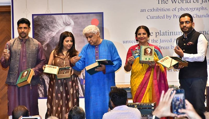 জাভেদ আখতারের জন্মদিনে বিশেষ অনুষ্ঠানে হাজিরা। নিজে হাতেই বই প্রকাশ করেন এদিন তিনি।