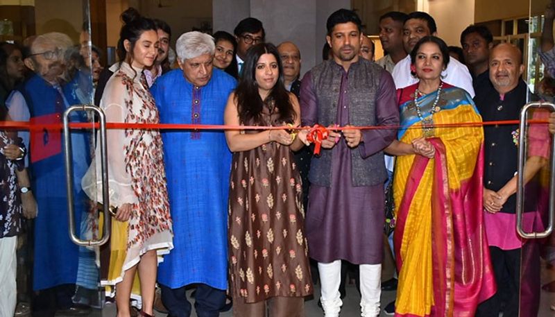 বাবার জন্মদিনের বিশেষ সেলিব্রেশন। হাজির ছিলেন তাঁর পুত্র ফারহান ও পরিবারের সকলেই।