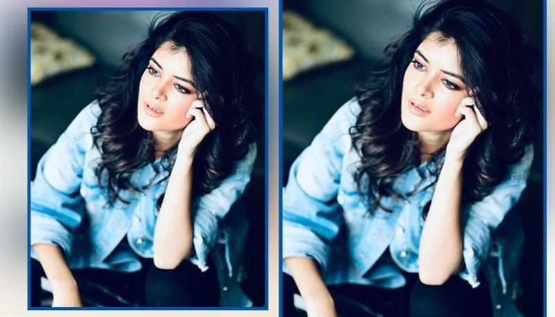 তার মধ্যেই একের পর এক উষ্ণ ফটোশ্যুটে ঘুম উড়োচ্ছেন পুরুষদের।