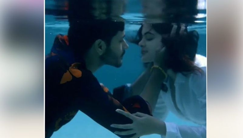 স্যুইমিং পুলে জলের তলায় চুম্বন থেকে শুরু করে ঘনিষ্ঠ শয্যাদৃশ্যে তিনি রীতিমতো হৈচৈ ফেলে দিয়েছেন নেটদুনিয়ায়।