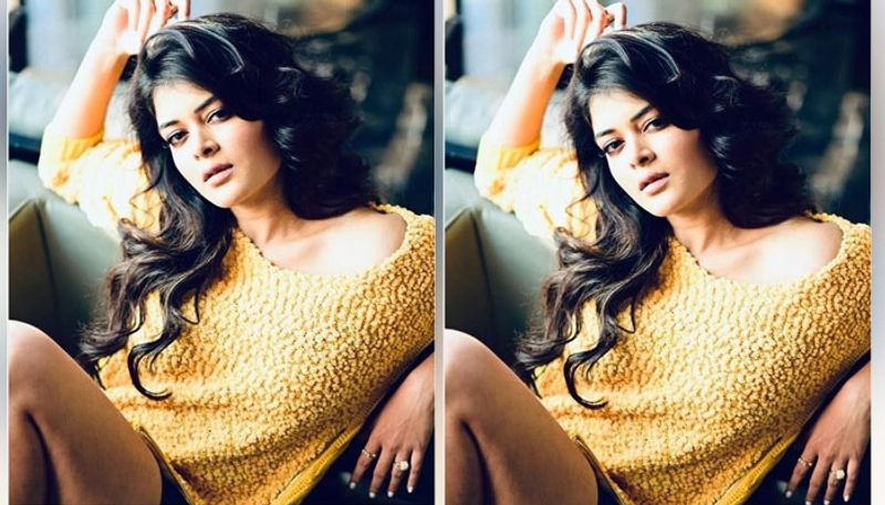 <p>মুহূর্তে যা ভক্তদের নজর কাড়ল। আবারও এই হট ছবিতে বুঁদ নেটপাড়া। দিন দিন যেন রূপ আরও খুলছে মধুমিতার। </p>
