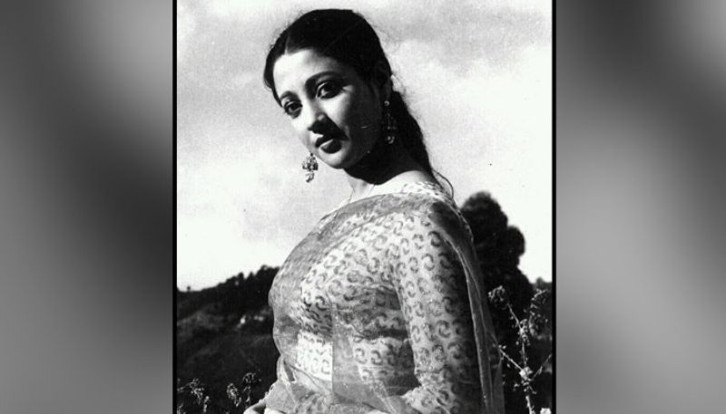 ষাটের দশকের সেই মায়াভরা চাহনি, গ্ল্যামার, লাস্যময়ীর অভিনয়ে আজও ডুবে রয়েছে ভক্তরা। মহানায়িকাকে নিয়ে আজও বাঙালির সেনসেশন অটুট। তার বাকা ঠোঁটের হাসি দেখলে আজও যেন হৃদপন্দনটা একটু হলেও বেড়ে যায়। বছর আসবে, বছর যাবে কিন্তু মহানায়িকা থেকে যাবে বাঙালি মননে, বাঙালির হৃদয়ে।