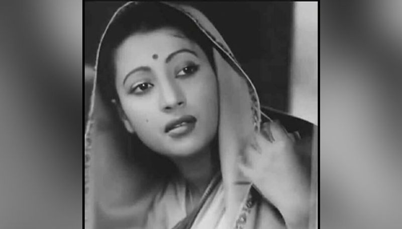 সবধরনের পোশাকেই তিনি সাবলীল ছিলেন। ইন্দো ওয়েস্টার্ন থেকে সাবেকিয়ানা সবেতেই বাজিমাত করেছেন তিনি। কখনও মাথায় বড় হ্যাট পরেছেন তো কখন চোখে গগলস-কোনওকিছুই যেন তাকে দমাতে পারেনি।